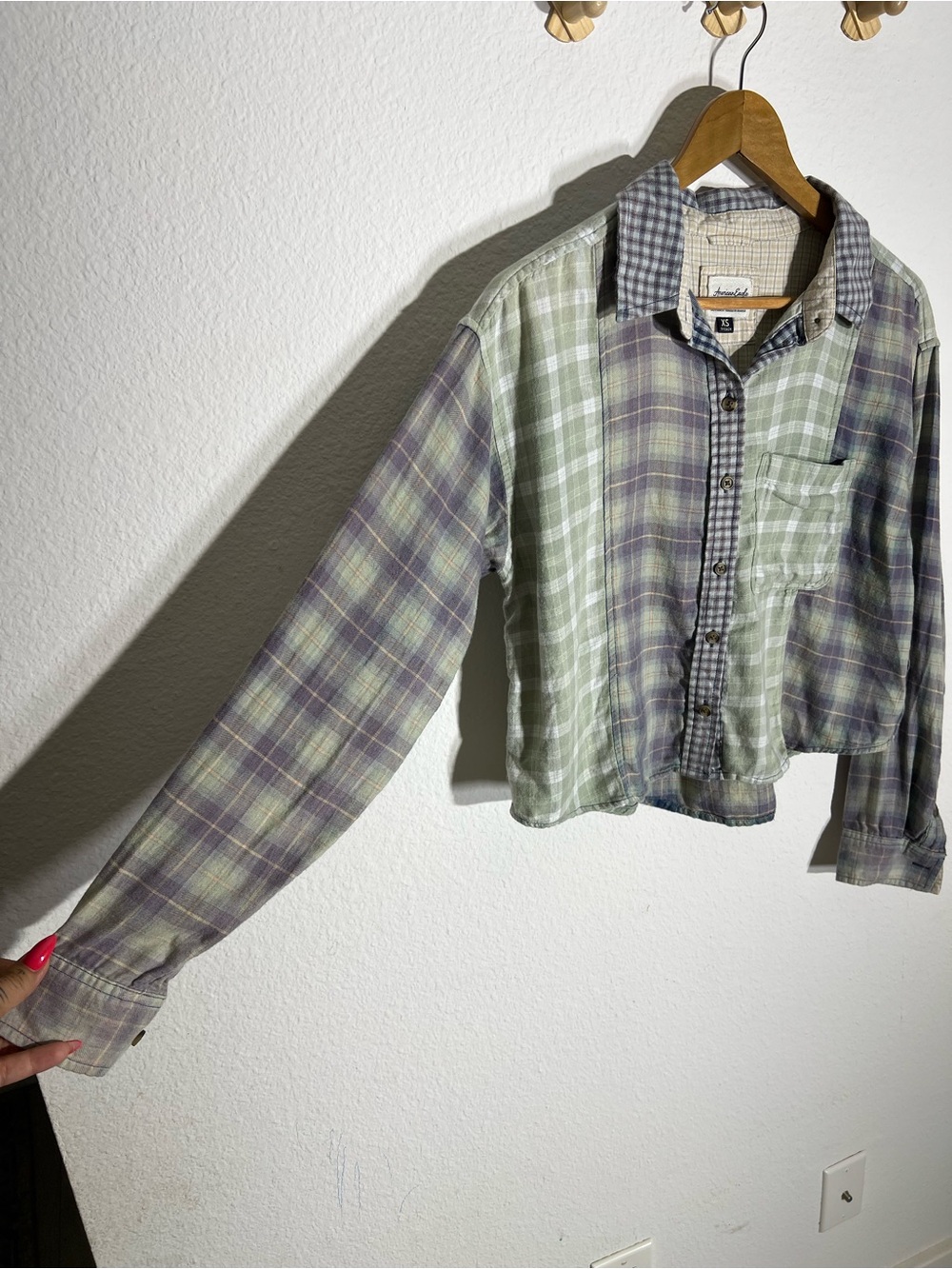 AMERICAN EAGLE • cropped flannel shirt in green and blue patchwork plaid - Picture 3 of 10
